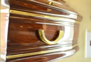 fleurs dans un vase dans un cimetiere