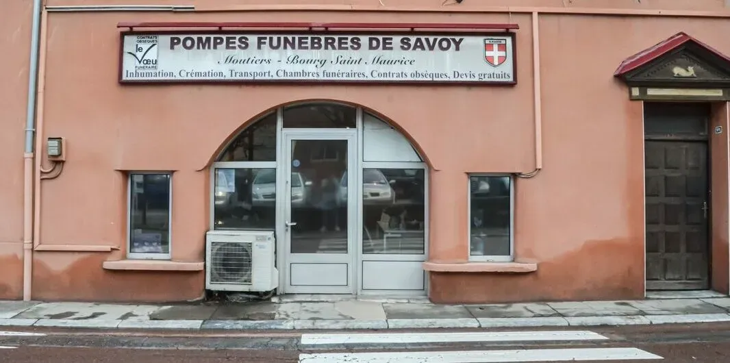 Devanture de l'agence des Pompes Funèbres de Savoy