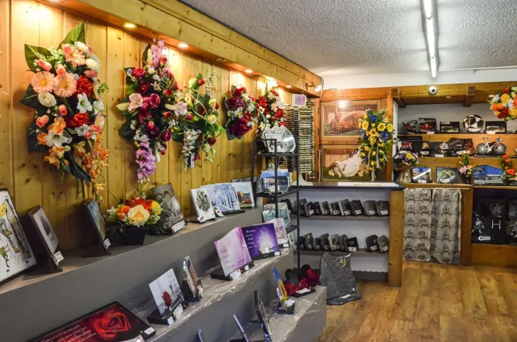 Magasin d'articles funéraires proposant plaques souvenirs et compositions florales