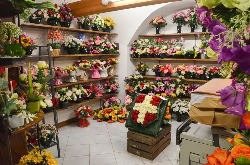 Exposition de compositions florales et fleurs artificielles en magasin