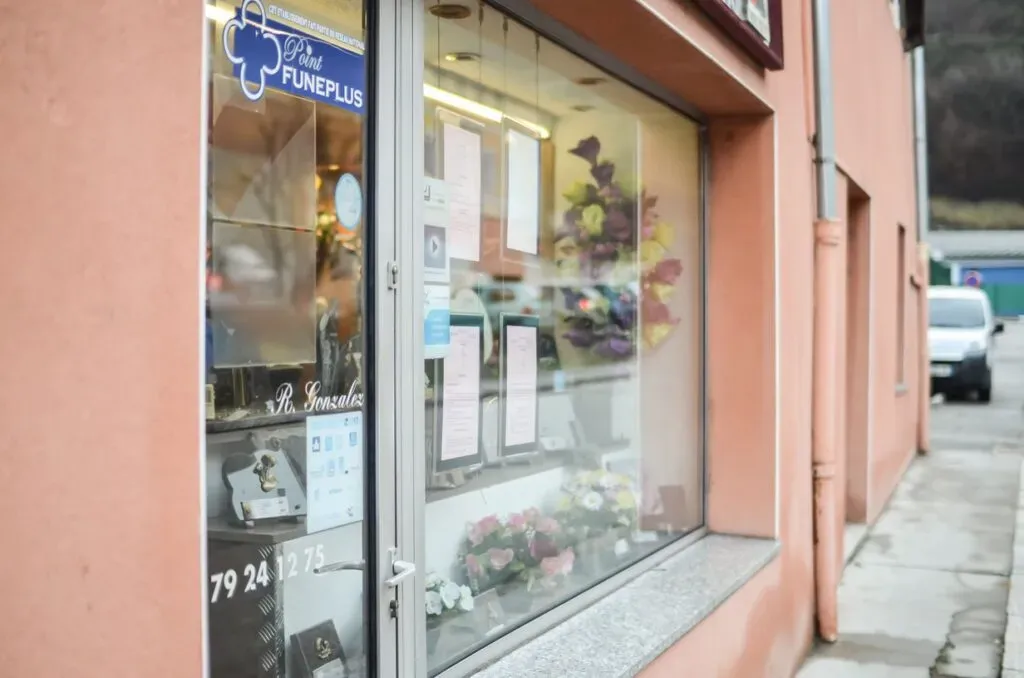 Vitrine d'accueil de l'agence funéraire