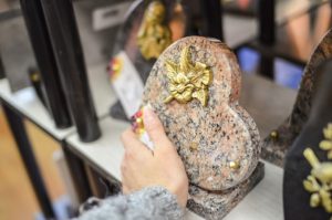 fleurs dans un vase dans un cimetiere