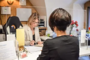 Échange avec une conseillère à l'accueil de l'agence funéraire