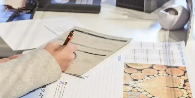Conseillère funéraire rédigeant un contrat d'obsèques