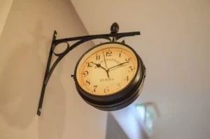 Horloge murale suspendue de style gare vintage vintage fixée au mur